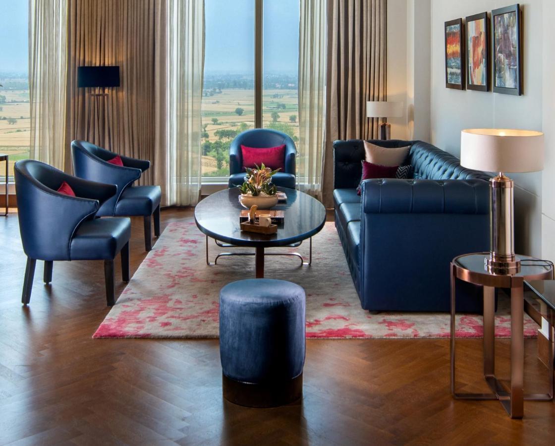 Sandal Suites By Lemon Tree Hotels Noida Esterno foto