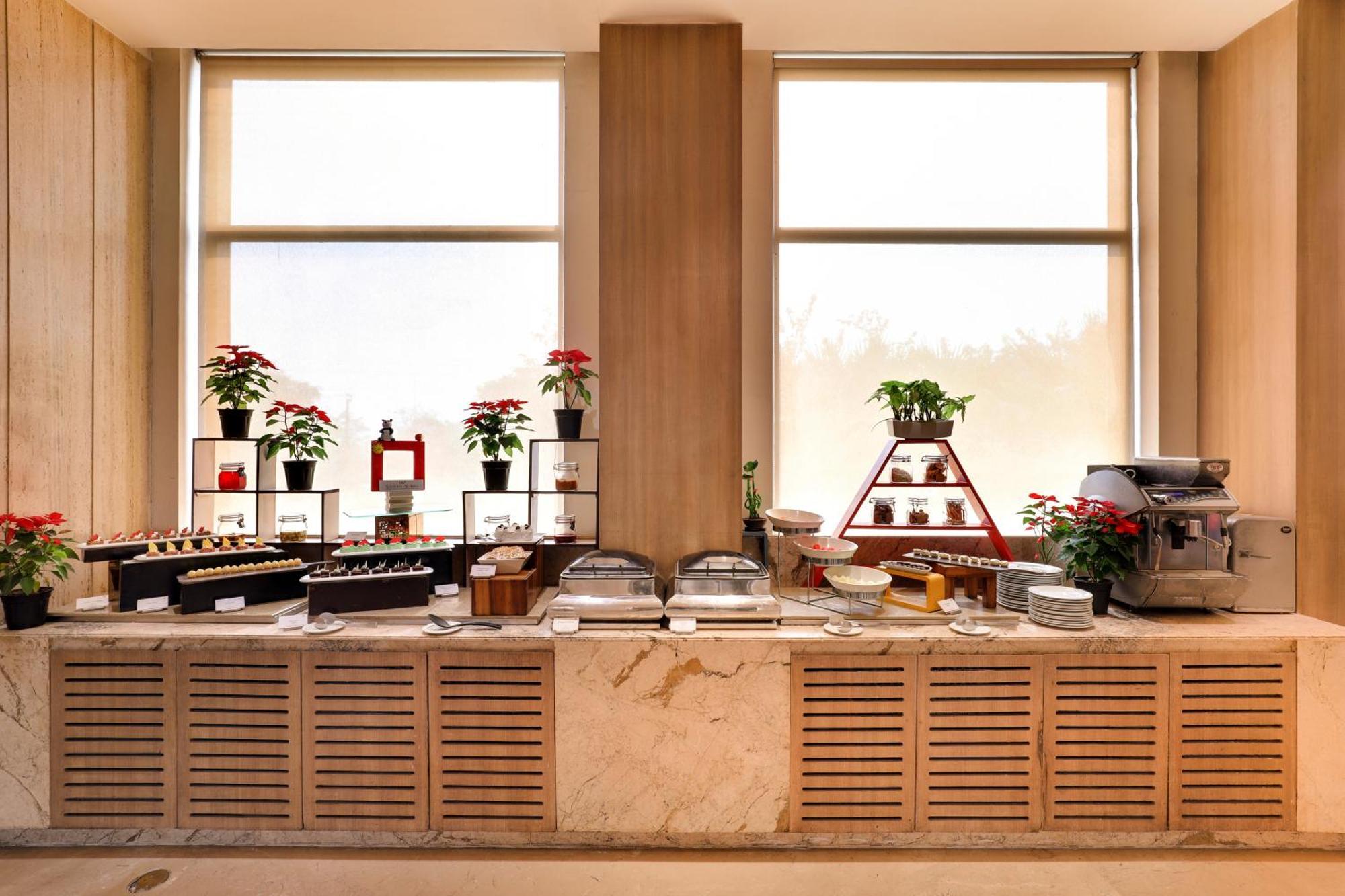 Sandal Suites By Lemon Tree Hotels Noida Esterno foto