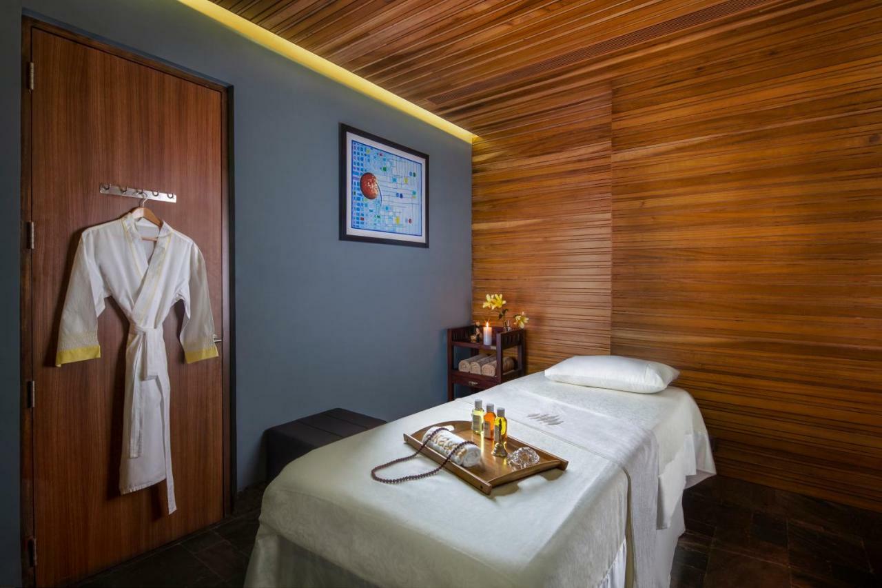 Sandal Suites By Lemon Tree Hotels Noida Esterno foto