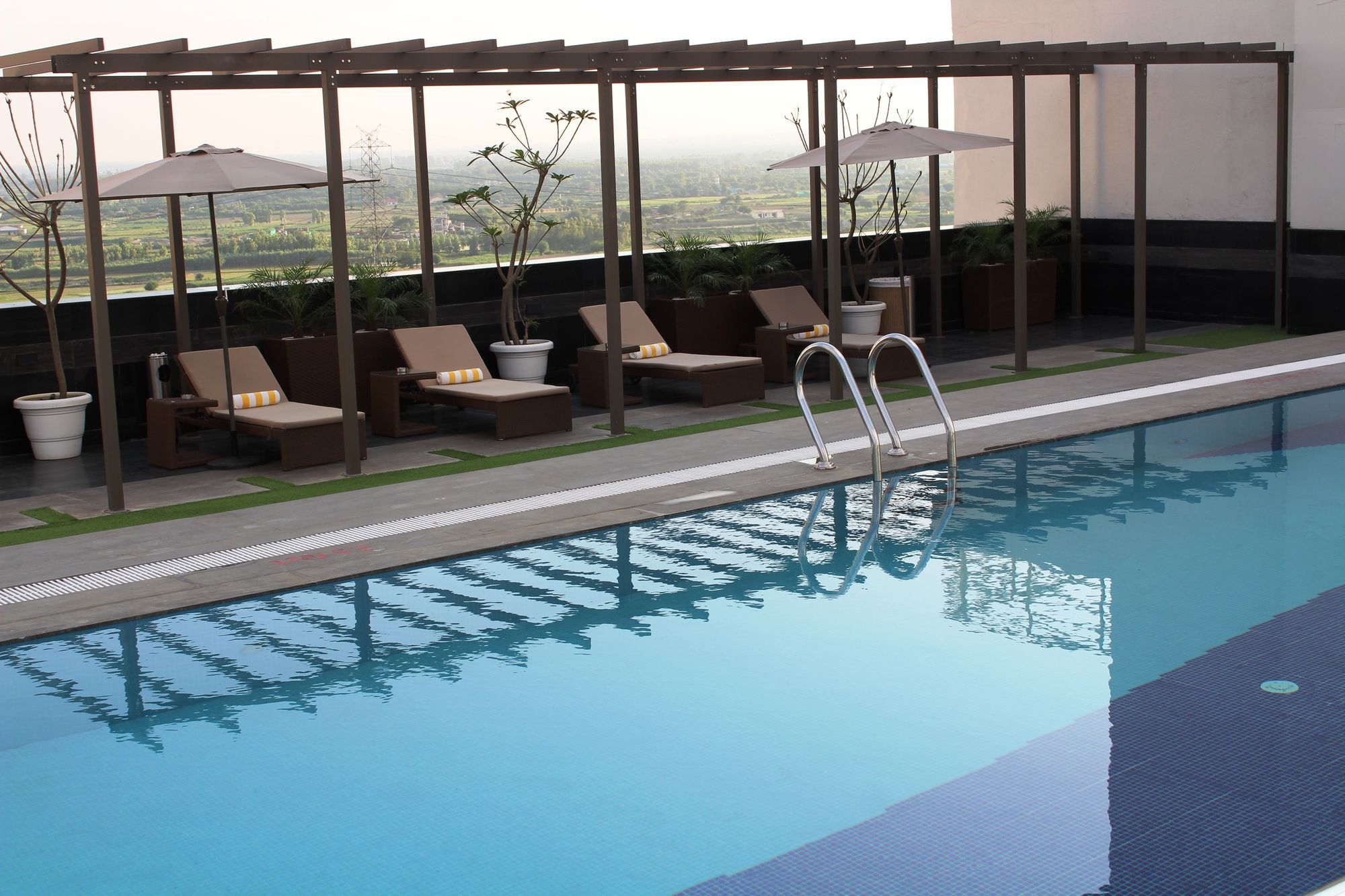 Sandal Suites By Lemon Tree Hotels Noida Esterno foto